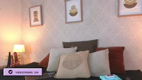 Vee Simons online show from 11, 5, 2026