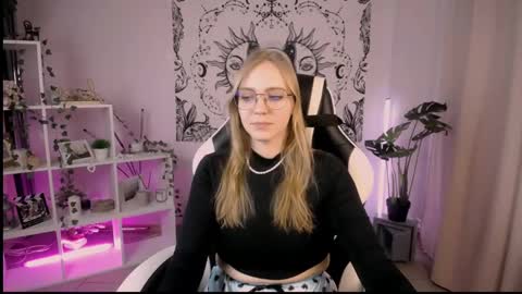 Snapshot of veronicaandersen chatting on 3, 3, 2025 VERONICA online show from 3, 3, 2025