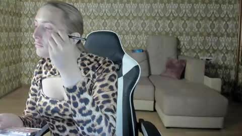Snapshot of vi_luxxxy chatting on 7, 5, 2026 vi_luxxxy online show from 7, 5, 2026