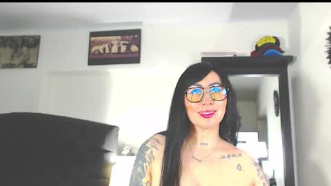 Snapshot of vicky_hotmilf chatting on 1, 10, 2025 Vicky  online show from 1, 10, 2025