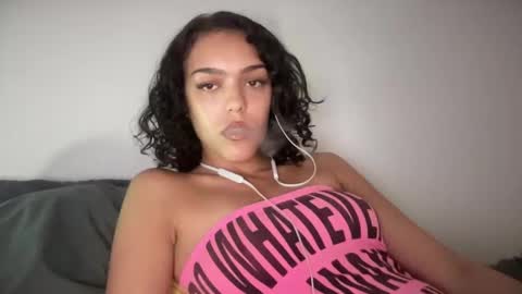 Snapshot of vickyyyx chatting on 5, 2, 2025 Goddess Victory online show from 5, 2, 2025