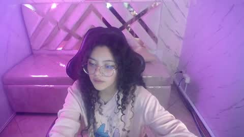Snapshot of victoria_castillo_b chatting on 12, 3, 2025 victoria_castillo_b online show from 12, 3, 2025