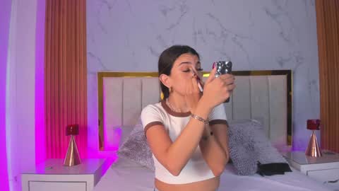  Victoria Lozano  online show from 8, 1, 2025