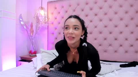 Snapshot of victoria_kitt chatting on 5, 1, 2025 victoria_kitt online show from 5, 1, 2025