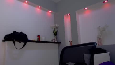 Snapshot of victoria_kitt chatting on 8, 9, 2025 victoria_kitt online show from 8, 9, 2025