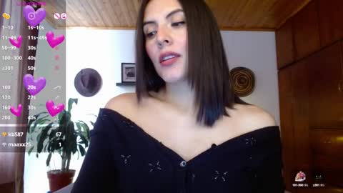 Snapshot of victoria_martelo chatting on 24, 2, 2025 VICTORIA MARTELO online show from 24, 2, 2025
