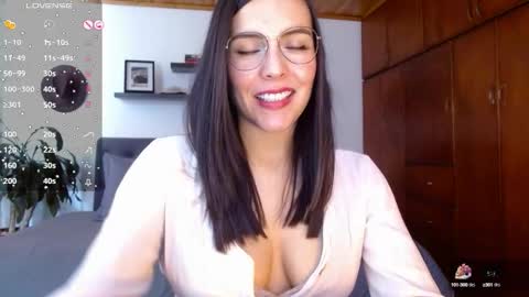 Snapshot of victoria_martelo chatting on 10, 10, 2025 VICTORIA MARTELO online show from 10, 10, 2025
