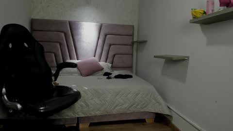 Vicky  online show from 3, 11, 2025