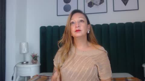 victoriaqueen_fg_ online show from 6, 10, 2025
