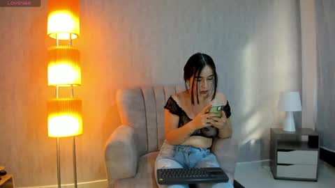 Snapshot of viiolet_collins chatting on 19, 5, 2026 VIOLET online show from 19, 5, 2026