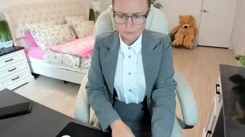 Snapshot of vika7333 chatting on 20, 10, 2025 Ukrainian-woman online show from 20, 10, 2025