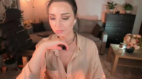 Snapshot of vikibellson chatting on 3, 10, 2025 Viki Bellson online show from 3, 10, 2025