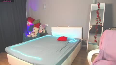 Hello guys I am Vikky Krauss not Vicky online show from 2, 12, 2024