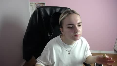Snapshot of viktoria_lovely chatting on 24, 4, 2026 viktoria_lovely online show from 24, 4, 2026