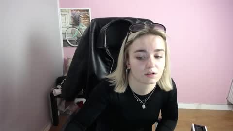 Snapshot of viktoria_lovely chatting on 29, 4, 2026 viktoria_lovely online show from 29, 4, 2026