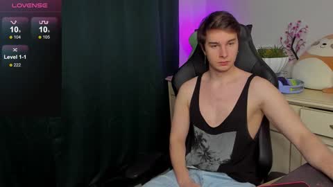 Snapshot of vincent__strong chatting on 1, 10, 2025 Vincent Strong online show from 1, 10, 2025