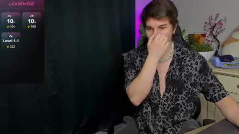 Snapshot of vincent__strong chatting on 13, 10, 2025 Vincent Strong online show from 13, 10, 2025