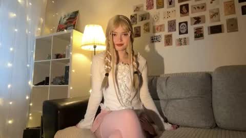 Snapshot of viola_blonde chatting on 11, 10, 2025 viola_blonde online show from 11, 10, 2025
