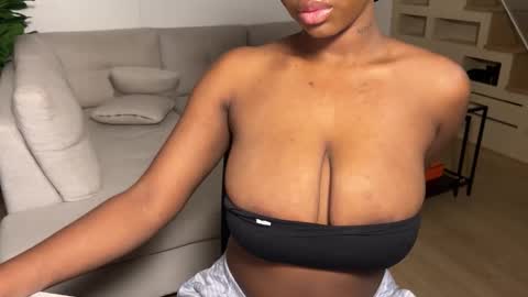Snapshot of violet6xft chatting on 16, 10, 2025 Fantasy Black Girl online show from 16, 10, 2025