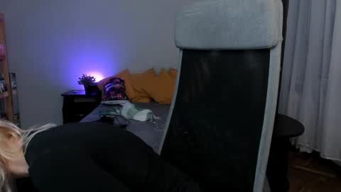 violet_oblivion online show from 3, 1, 2025