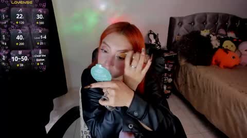 Snapshot of violetaarey chatting on 30, 4, 2026 Violeta Help me reach 150 thumbs up online show from 30, 4, 2026