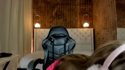 VittaaaPlease help me with your thumbs up its important  online show from 10, 1, 2025