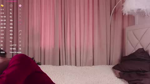 Snapshot of vivi_ennes chatting on 22, 10, 2025 You like my friends can call me LUNA  This is my first day here online show from 22, 10, 2025