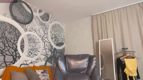Vivian Evans online show from 13, 5, 2026