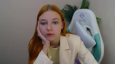 Snapshot of vivien_leight chatting on 13, 10, 2025 Vivien online show from 13, 10, 2025