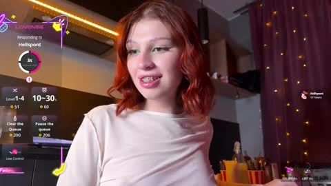 Snapshot of vynila chatting on 5, 12, 2025 ILONA A week goal new laptop online show from 5, 12, 2025