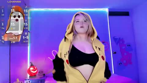 Snapshot of waifumochi_chan chatting on 10, 10, 2025   online show from 10, 10, 2025