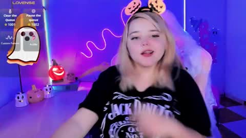 Snapshot of waifumochi_chan chatting on 17, 10, 2025   online show from 17, 10, 2025