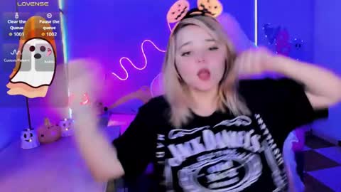 Snapshot of waifumochi_chan chatting on 19, 10, 2025   online show from 19, 10, 2025