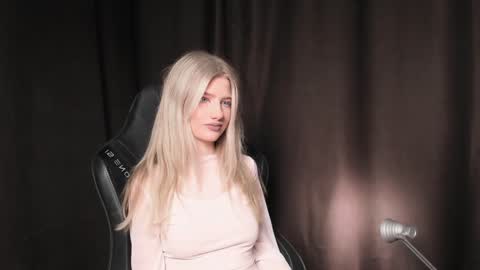 Snapshot of waterfallwoods chatting on 2, 1, 2025 waterfallwoods online show from 2, 1, 2025