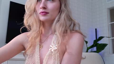 Snapshot of wellicaren chatting on 7, 4, 2026 CAREN online show from 7, 4, 2026