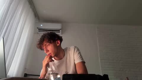 Mia  Please help me to reach 100 thumps up online show from 23, 11, 2025