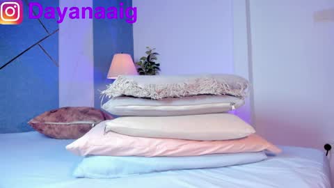 Snapshot of whiite_snow_ chatting on 7, 4, 2026 Sara online show from 7, 4, 2026