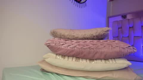 Snapshot of whiite_snow_ chatting on 13, 4, 2026 Sara online show from 13, 4, 2026