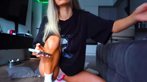 Snapshot of whitebanny chatting on 27, 10, 2025 Kate online show from 27, 10, 2025