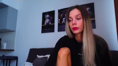 Snapshot of whitebanny chatting on 23, 11, 2025 Kate online show from 23, 11, 2025