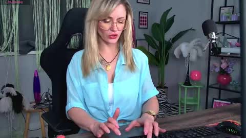 Snapshot of whitneypunnch chatting on 13, 5, 2026 whitneypunnch online show from 13, 5, 2026