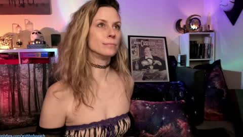 Snapshot of widthofapeach chatting on 5, 2, 2025 Gretchen  Jimmy online show from 5, 2, 2025