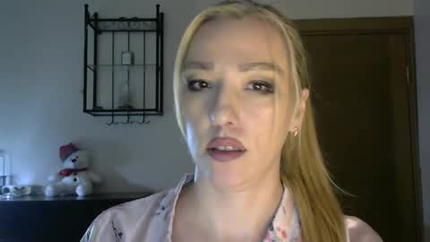 Snapshot of wild_silk_desire chatting on 8, 2, 2025 Alina online show from 8, 2, 2025