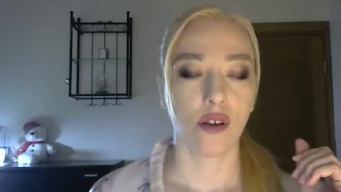 Snapshot of wild_silk_desire chatting on 8, 3, 2025 Alina online show from 8, 3, 2025