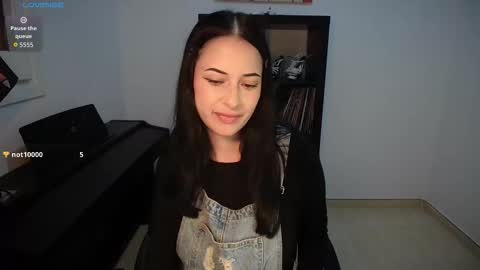 Snapshot of windy_butterfly chatting on 13, 10, 2025 Sara online show from 13, 10, 2025