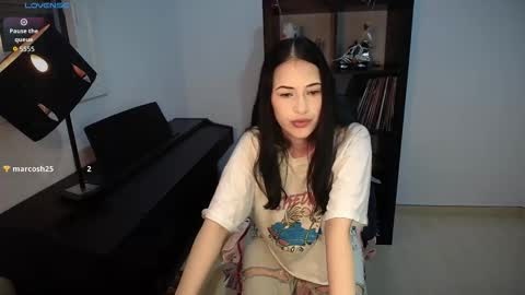 Snapshot of windy_butterfly chatting on 23, 10, 2025 Sara online show from 23, 10, 2025