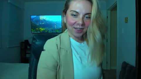 Snapshot of winter_miracle chatting on 5, 10, 2025 Winter Miracle online show from 5, 10, 2025