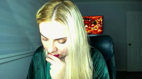 Snapshot of winter_miracle chatting on 23, 10, 2025 Winter Miracle online show from 23, 10, 2025