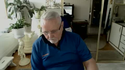 wlodek165 online show from 4, 2, 2025