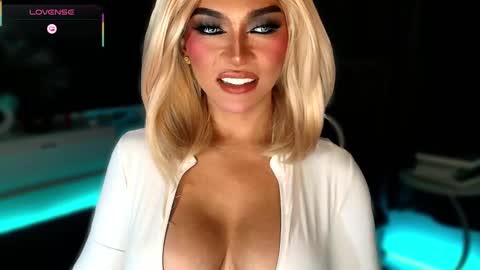 Snapshot of womanofyourdesire_ts chatting on 9, 11, 2025 Julia online show from 9, 11, 2025